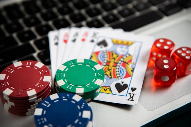 Live game show host explaining rules and managing player participation